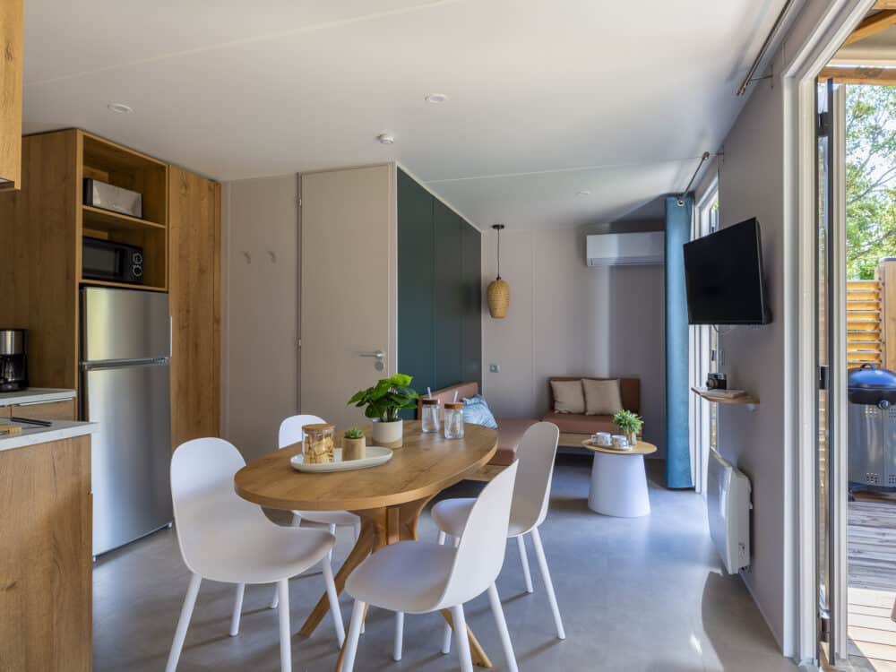 Intérieur moderne de cuisine et salon lumineux.