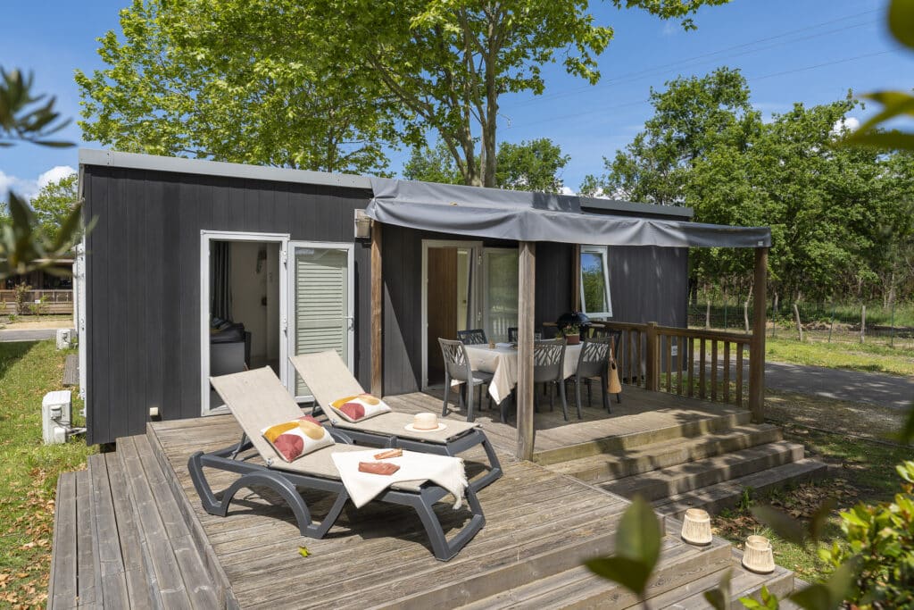 Terrasse avec chaises longues et table à manger.