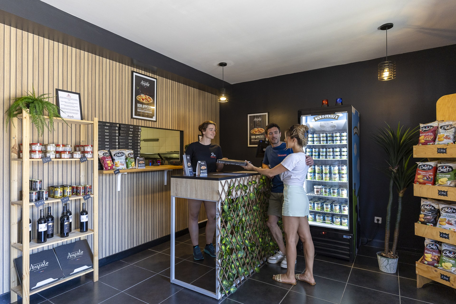Intérieur d'une épicerie moderne avec clients.